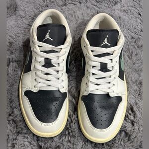 NIKE Jordan Women's 1 Low Anthracite/Jade Smoke-Sail